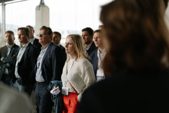 Menschen in Business Kleidung stehen in den Innenräumen des Stadions